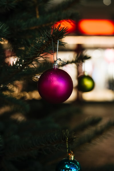 挂在圣诞树上的紫色装饰品的特写选择性聚焦镜头